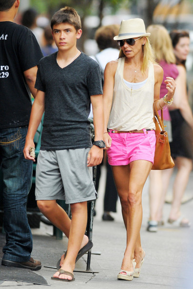 ����� ����