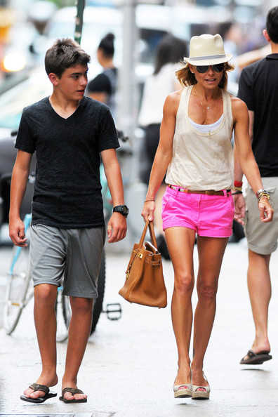 ����� ����