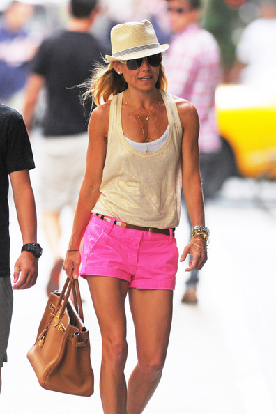 ����� ����