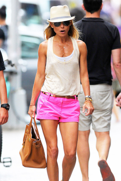 ����� ����