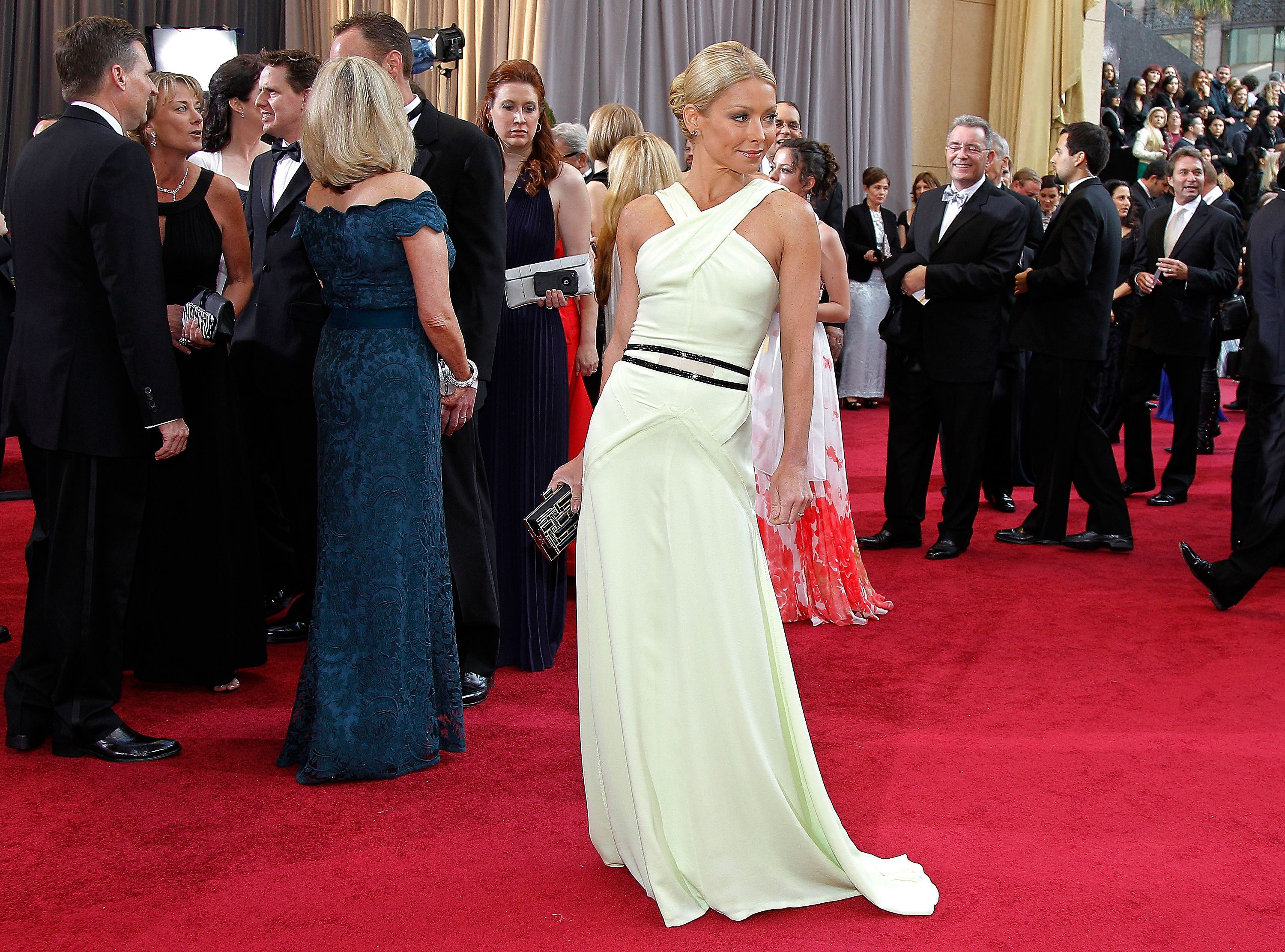 ����� ����