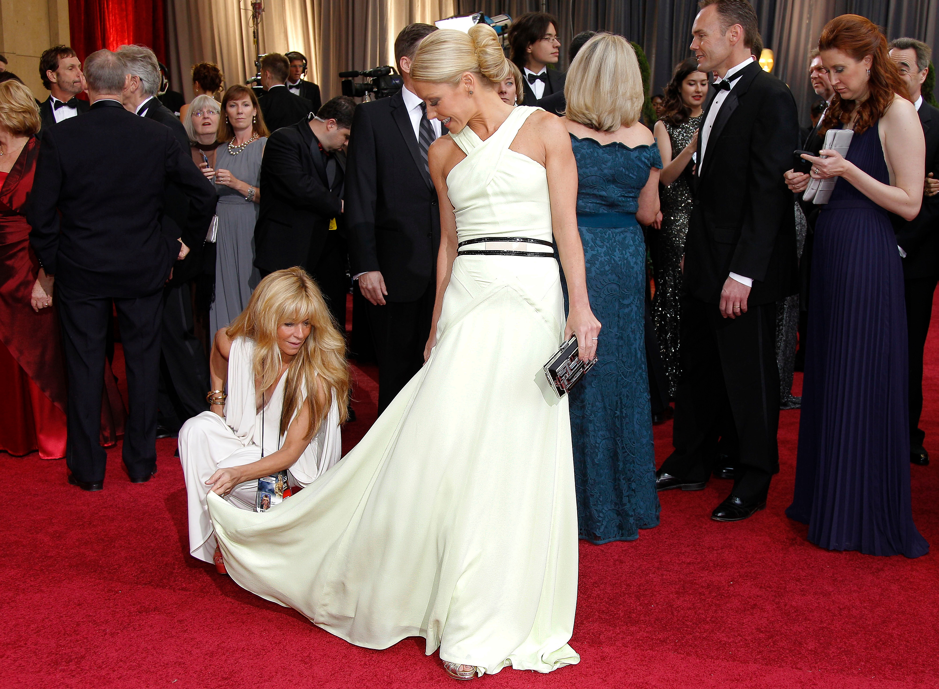 ����� ����