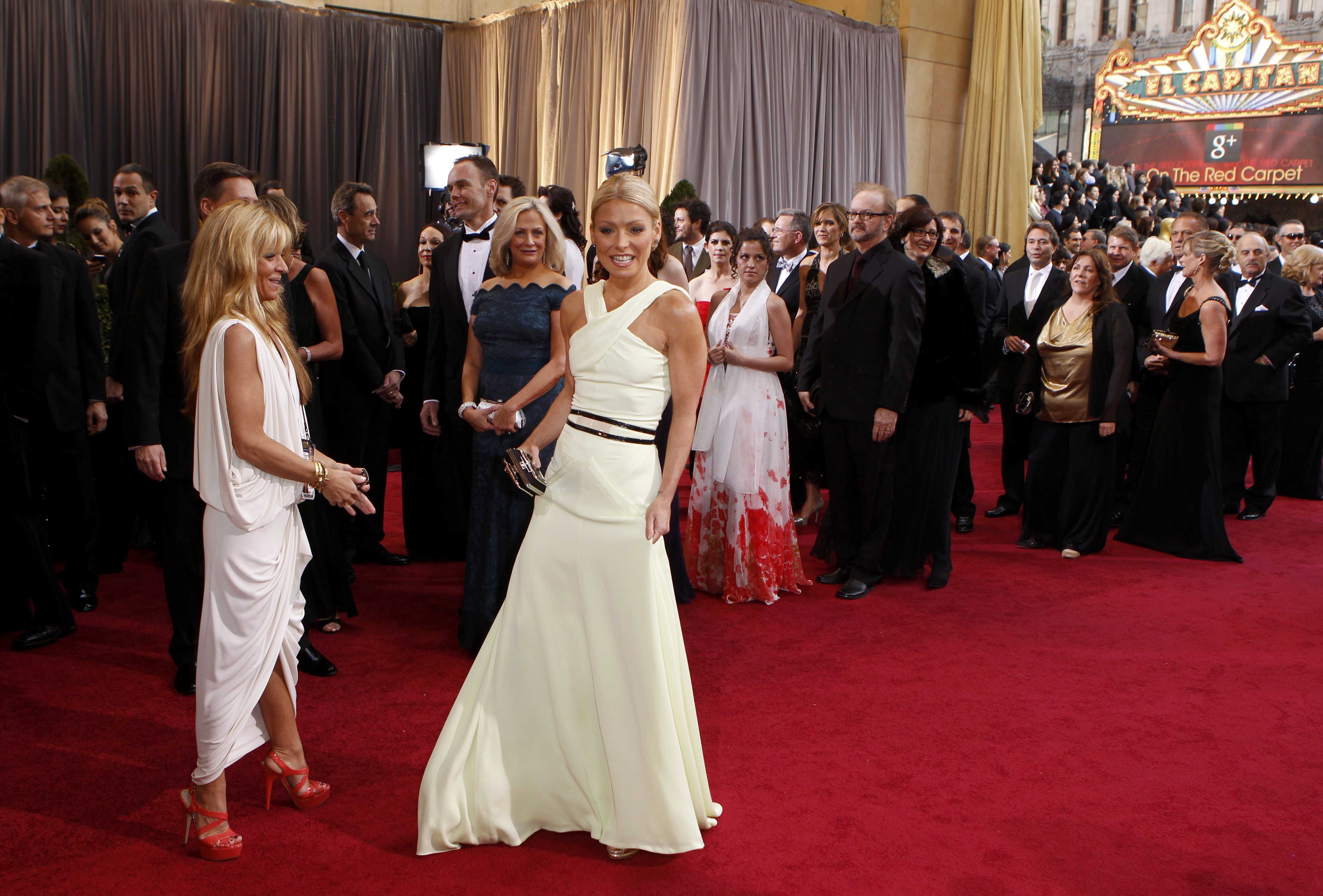 ����� ����