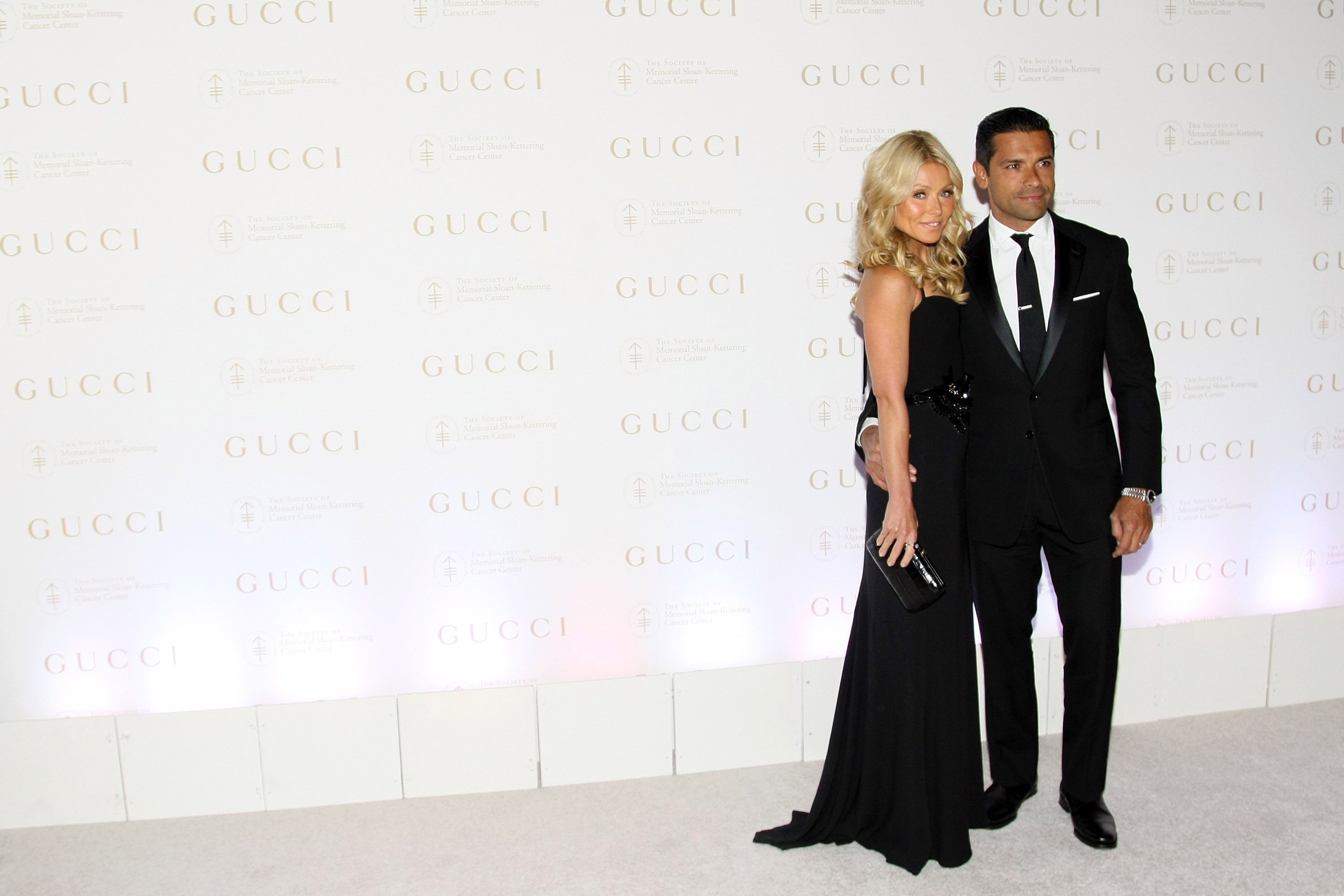 ����� ����