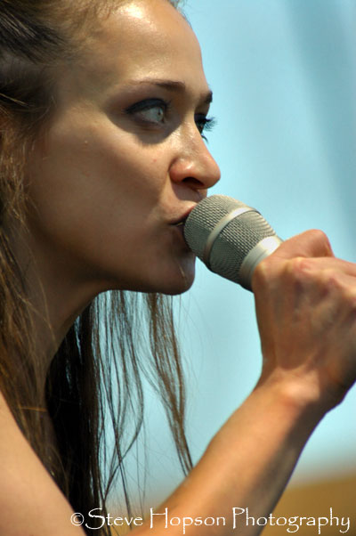 ����� ����