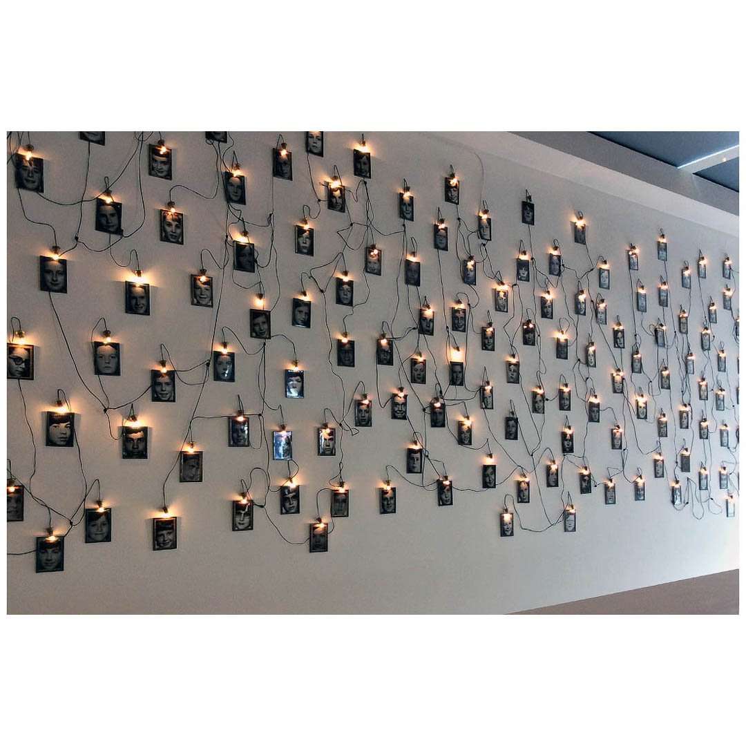  Christian Boltanski. Monuments: Les enfants de Dijon. 1986