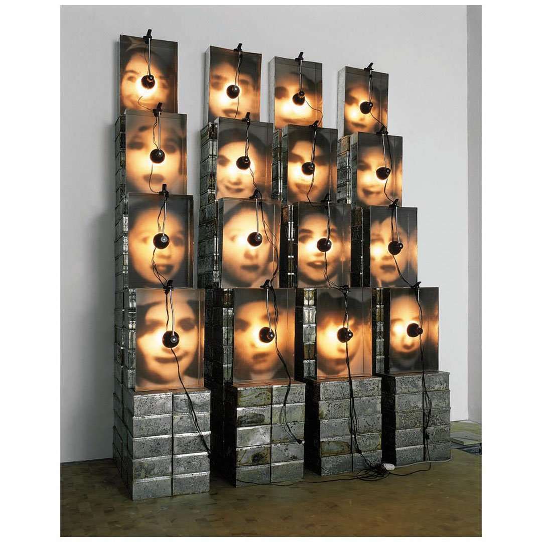  Christian Boltanski. Reliquaire. 1990