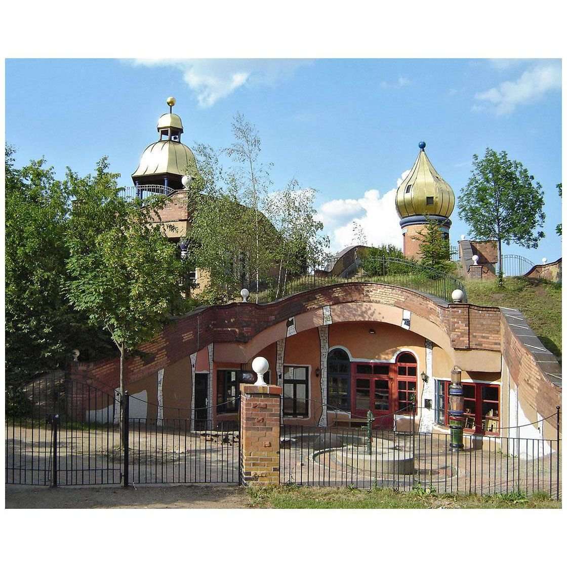  Friedensreich Hundertwasser. Kindergarten Heddernheim, Frankfurt. 1988