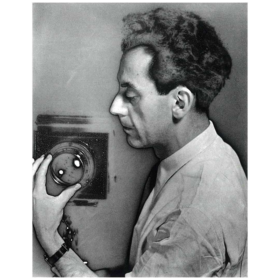  Man Ray. Self-Portrait with camera. 1932